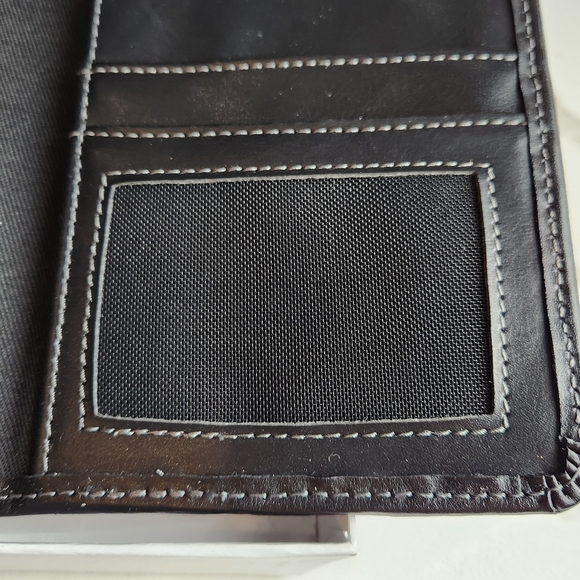 VINTAGE "NEW" LEEDS 2009 FINAL FOUR DETROIT BLACK PASSPORT WALLET - Picture 4 of 8